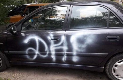 В Днепре на автомобиле лидера организации «Майдан Січеслав-Дніпро» написали аббревиатуру «ДНР»