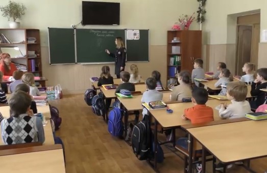 В Днепровской школе прошел урок с полицейским (ВИДЕО)