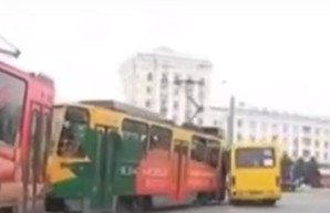 В Днепре маршрутка столкнулась с трамваем (ВИДЕО)