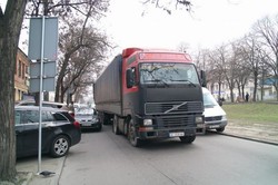 В центре Днепра грузовик зацепил пять припаркованных авто (ФОТО)