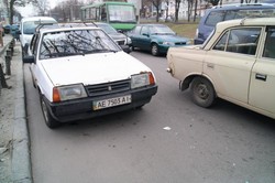 В центре Днепра грузовик зацепил пять припаркованных авто (ФОТО)