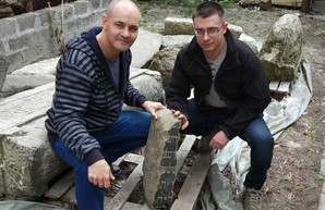 В Днепре нашли фрагмент старинного надгробия (ФОТО)