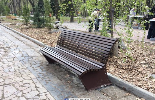 В парке Шевченко установили современные лавочки