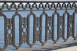 В Днепре ремонтируют чугунную ограду на Сичеславской Набережной (ФОТО)