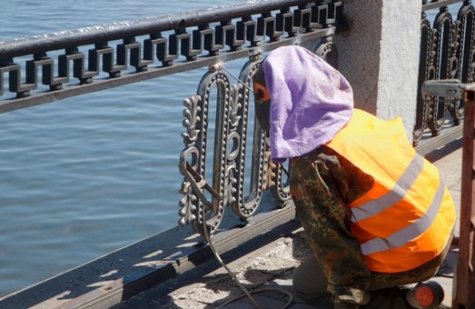 В Днепре ремонтируют чугунную ограду на Сичеславской Набережной (ФОТО)