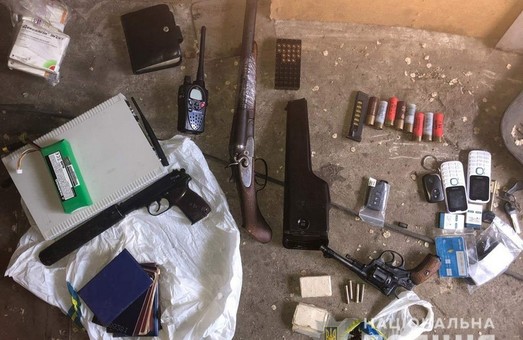 Пистолеты, револьвер, обрез и патроны: В центре Днепра обнаружен арсенал (ФОТО)