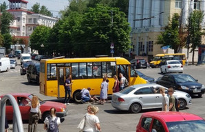 В центре Днепра на пешеходном переходе маршрутка сбила женщину (ВИДЕО)