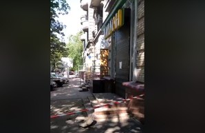 В центре Днепра обрушился фасад здания: пострадала женщина (ВИДЕО)