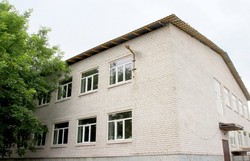Разноцветный фасад, стеклопакеты, современный спортзал: На Днепропетровщине обновляют опорную школу (ФОТО)