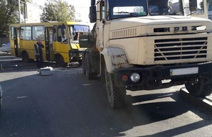 В Днепре грузовик врезался в маршрутку с пассажирами: пострадали более десяти человек (ФОТО)