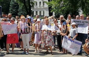 «Вы делаете из детей дебилов»: жители Днепра вышли на акцию против дистанционного образования (ФОТО, ВИДЕО)
