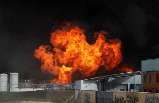 В Днепре уничтожена нефтебаза, горел завод